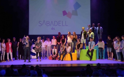 Serracant i Martínez al final de l'acte acopanyats del cor Vakombà | Roger Benet